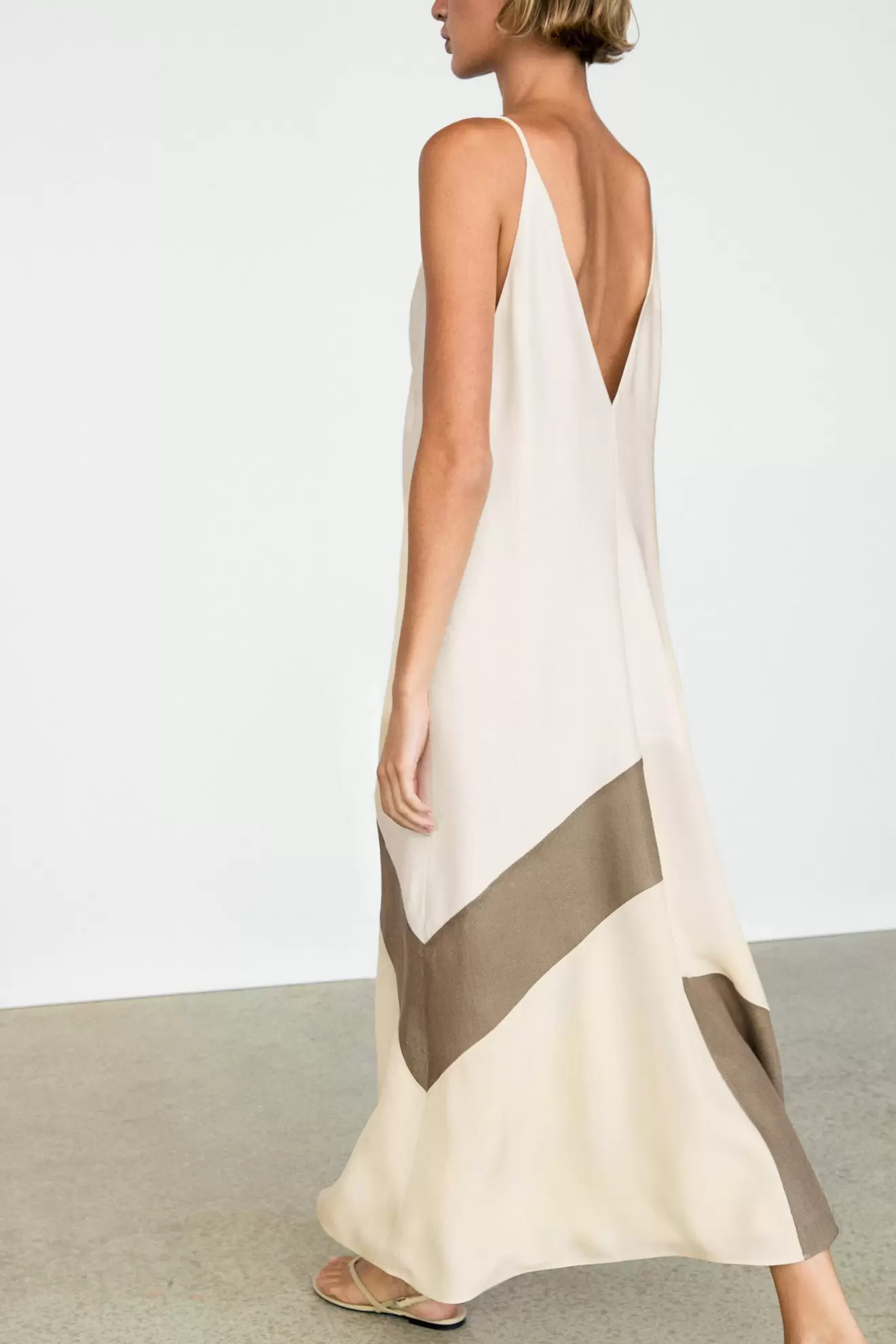 Vestido midi fluido contraste