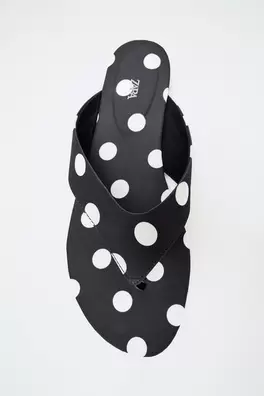SANDALIA PLANA ESTAMPADO LUNARES