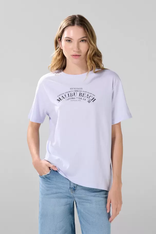 Camiseta lila clara con arte college y manga corta