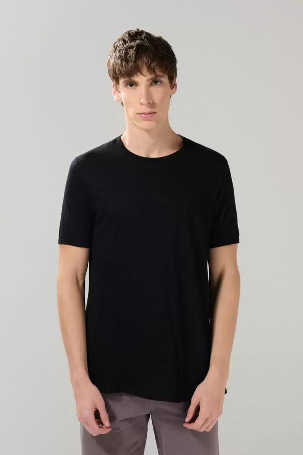 Camiseta en algodón ajustada con cuello redondo unicolor