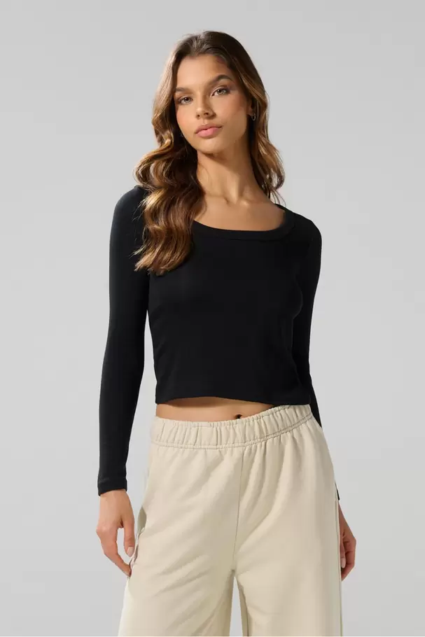 Camiseta negra con manga larga y escote en U