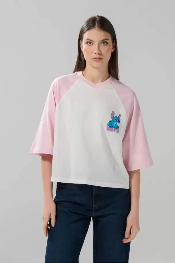 Camiseta crema oversize crop top cuello V de Lilo y Stitch