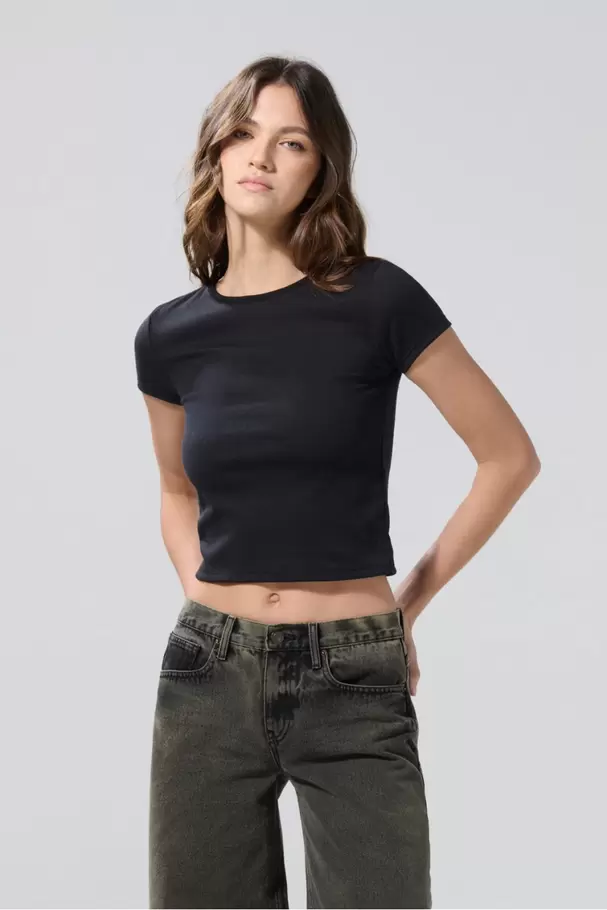 Camiseta negra en tela acanalada con cuello redondo