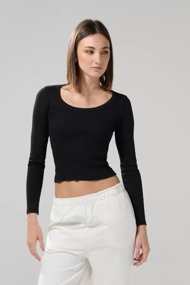 Camiseta unicolor con escote en U y manga larga