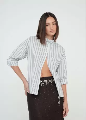 Camisa con diseño a rayas