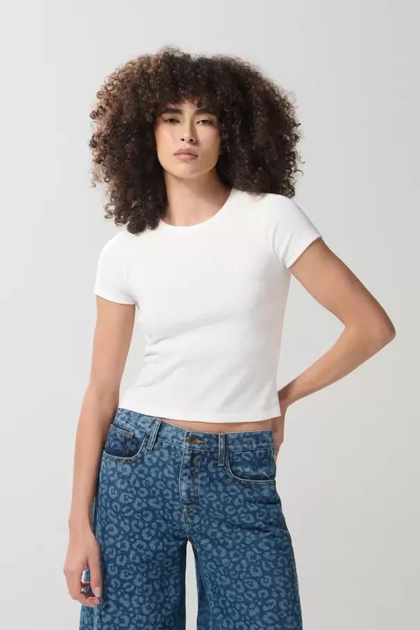 Camiseta ajustada crema clara con cuello redondo