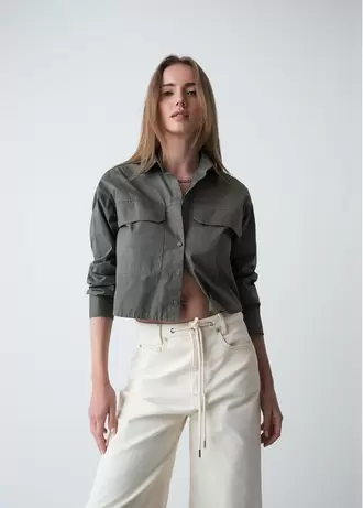 Camisa corta con bolsillos