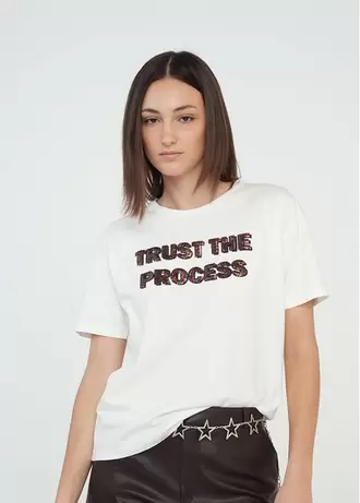 Camiseta con texto en lentejuelas