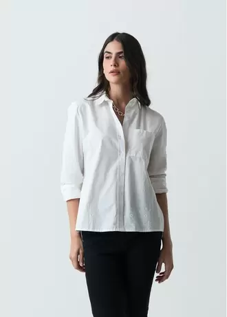 Camisa manga larga con detalles desagujados en ruedo