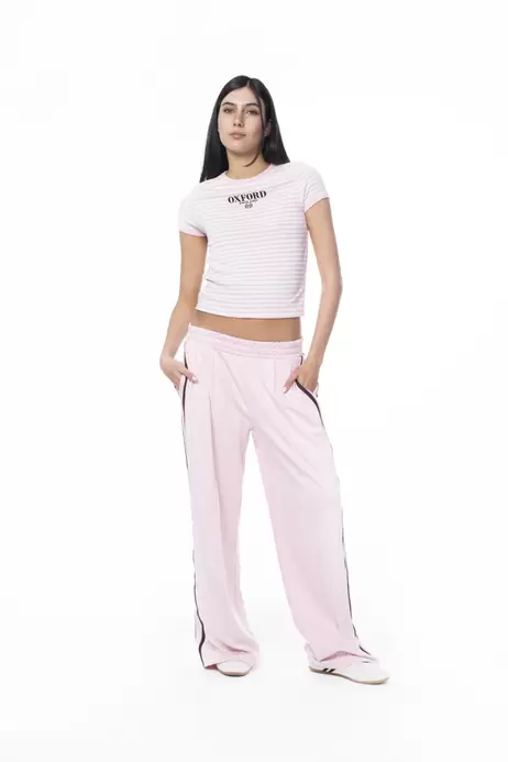 Camiseta crema cuello redondo college con rayas rosadas