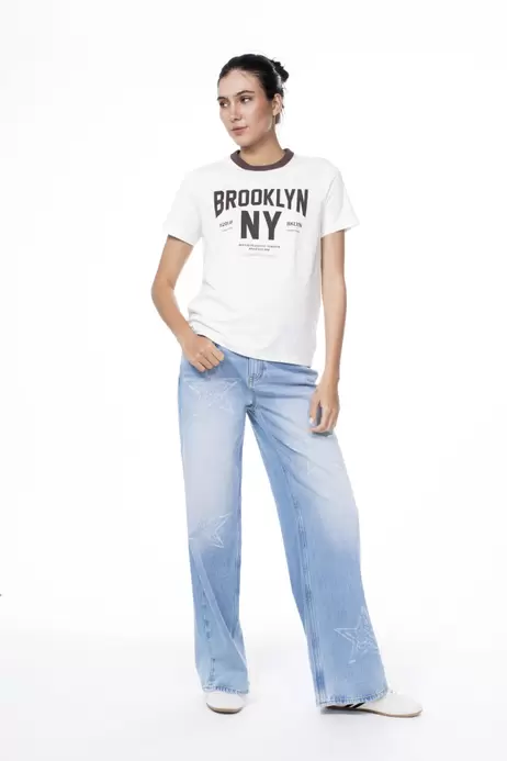 Camiseta crema clara college con cuello redondo café