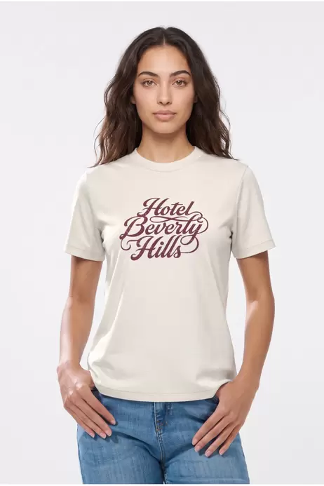 Camiseta college crema cuello redondo con texto college