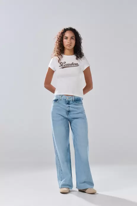 Camiseta acanalada crema manga corta con texto college