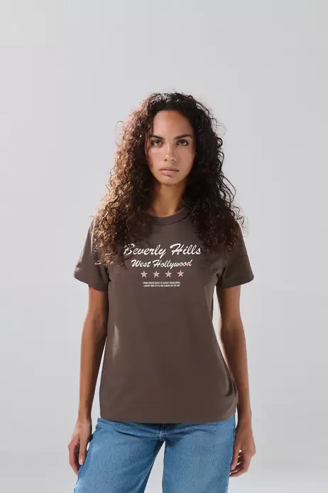 Camiseta en algodón café oscura college con manga corta