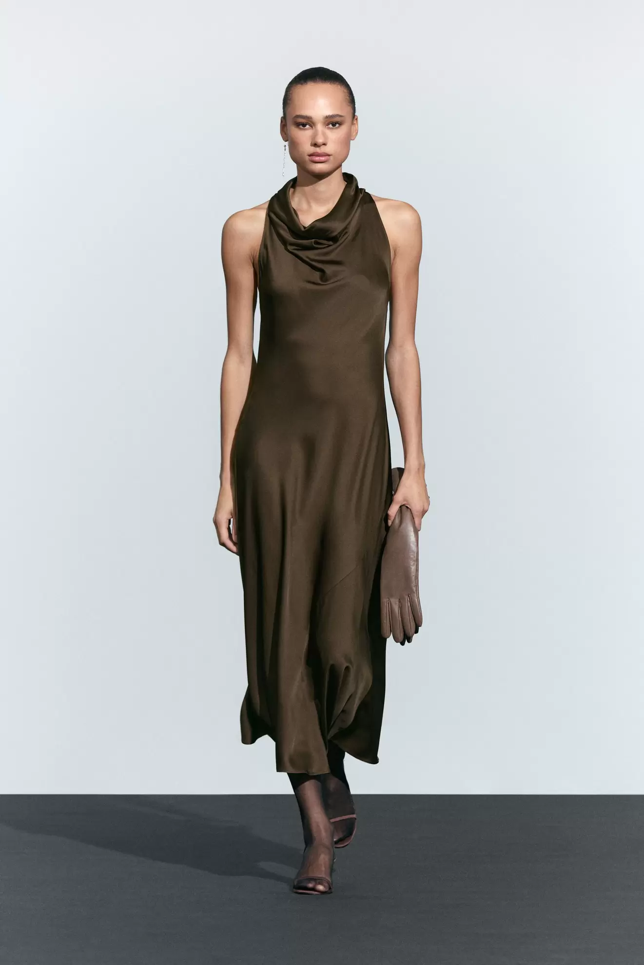 Vestido midi drapeado satinado