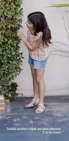 Sandalia Barefoot Cruzada Con Cierre Adherente