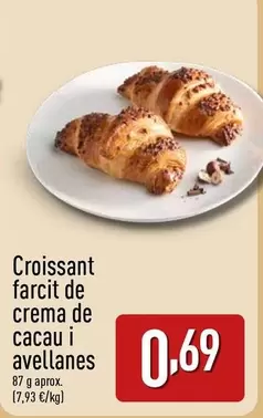 Croissant Farcit De Crema De Cacau I Avellanes