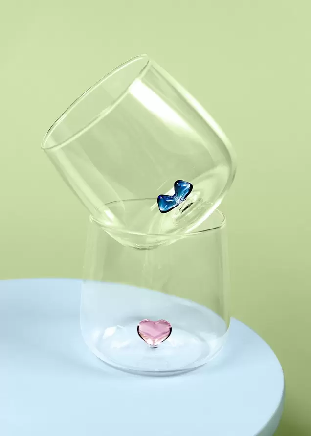 Vaso para beber con corazón en relieve