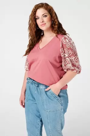 Camiseta con mangas bordadas