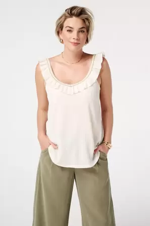 Top con detalles de volantes