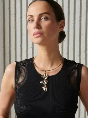 Collar rígido dorado con colgante en cascada y cierre mosquetón para mujer