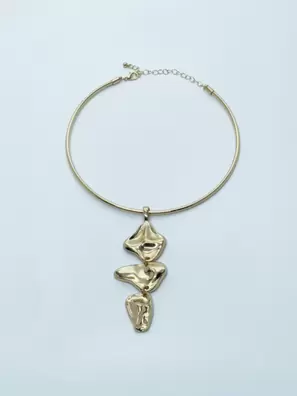 Collar rígido dorado con colgante en cascada y cierre mosquetón para mujer