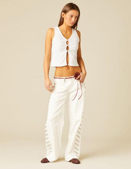 PANTALÓN TIRAS TACHUELAS BLANCO