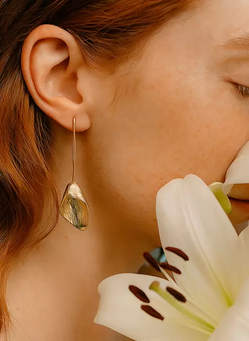 Pendientes dorados colgantes con diseño de flor para mujer