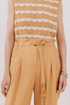 Pleated trousers with belt