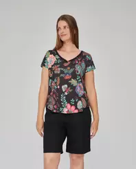 CAMISETA ESTAMPADA CON ESCOTE PICO NEGRO