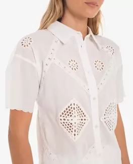CAMISA BLANCA MANGA CORTA BORDADA CALADOS GEOMÉTRICOS