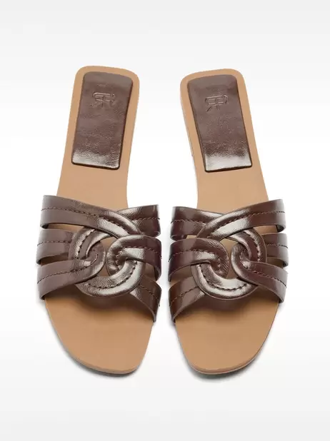 Crossed flat sandals