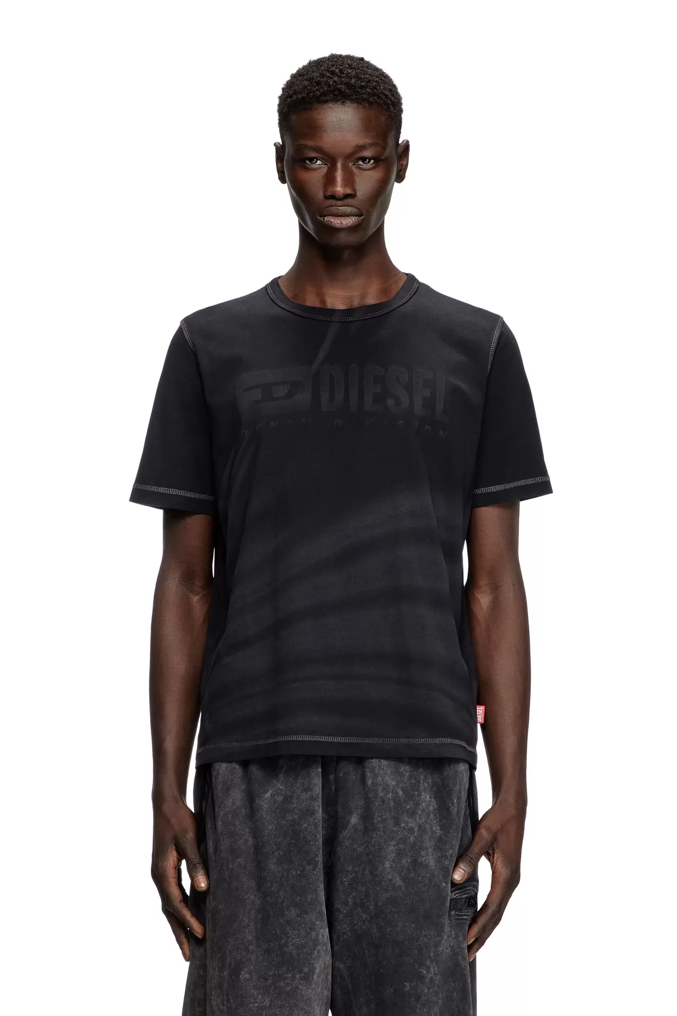 Camiseta con el logotipo desteñido con láser