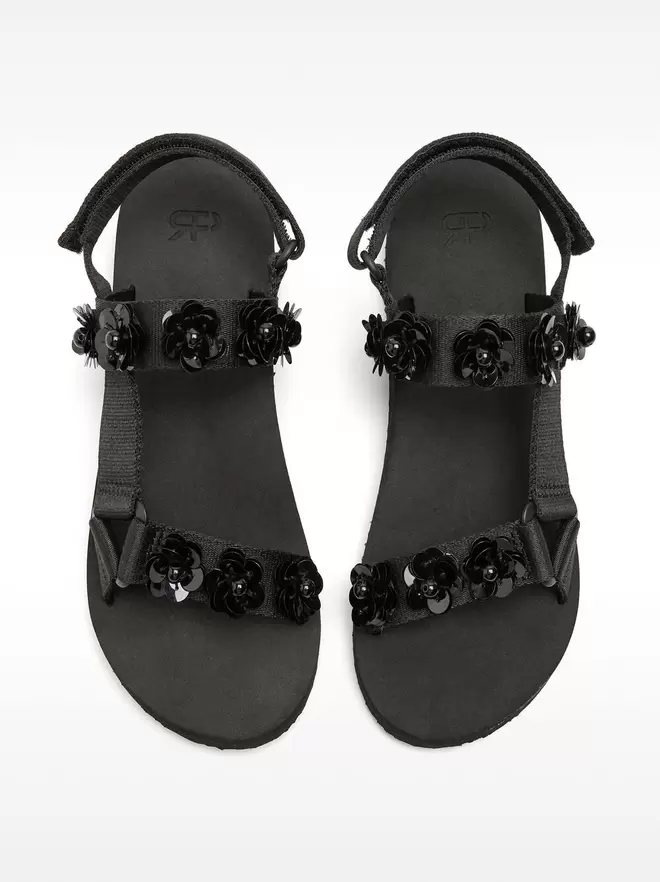 Flat sandals with floral detail