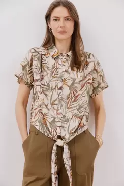 Printed shirt with knot
