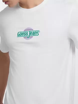 Camiseta con logotipo bordado