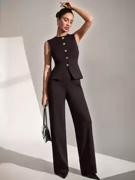 Conjunto de dos piezas para mujer compuesto por un chaleco de unicolor con un solo botonadura y pantalones rectos