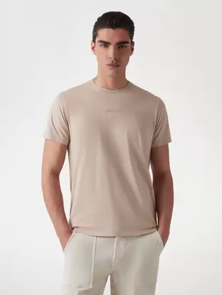 Camiseta con logotipo bordado