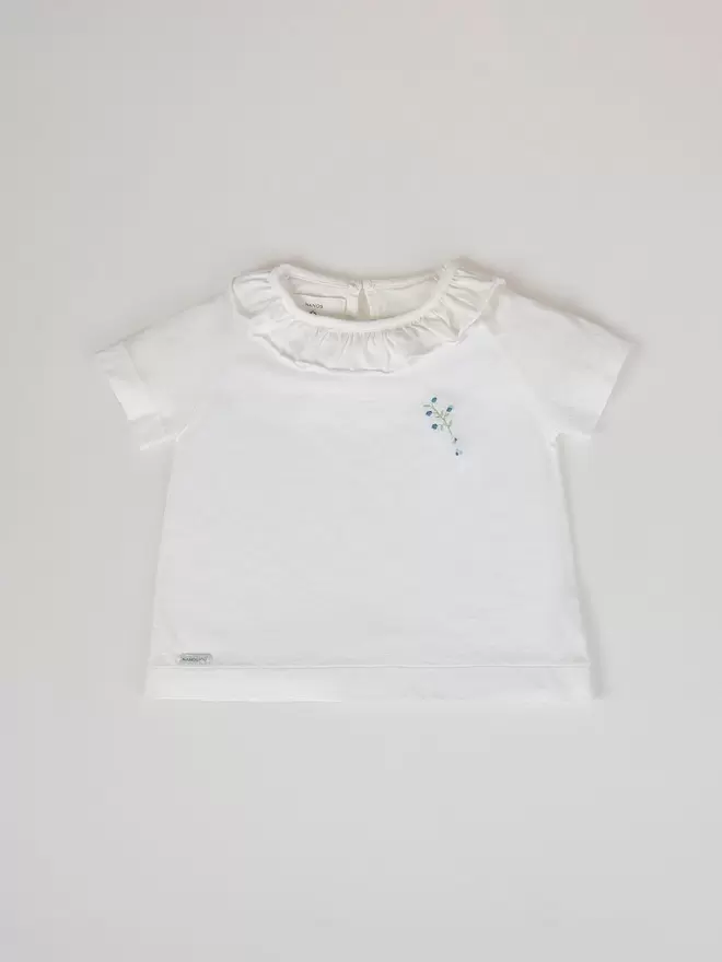 CAMISETA BORDADO FLOR Y CUELLO VOLANTE NATA
