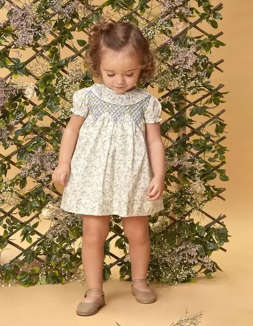 Vestido de florecitas con nido de abeja a mano azul