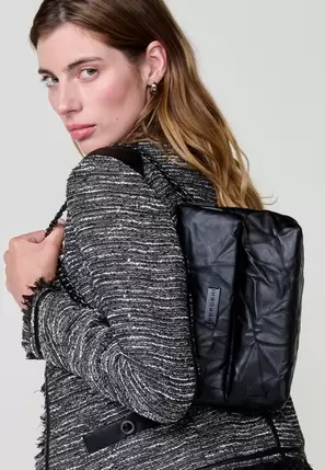 Bolso bandolera de mujer con efecto piel arrugada, cierre con cremallera, bolsillo interior y tamaño compacto.