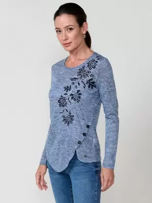 Camiseta de mujer color navy en tejido flamé melange, con bajo asimétrico, botones decorativos y bordado brillante.