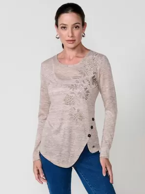 Camiseta de mujer en tejido flamé melange, con bajo asimétrico, botones decorativos y bordado brillante