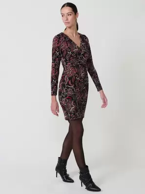 Vestido corto con estampado cachemir para mujer. Color negro, manga larga, escote cruzado, fruncido frontal y logo Koröshi.