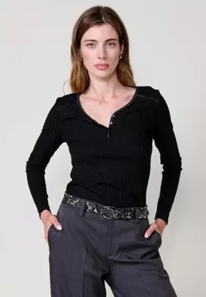 Slim women’s belt in snake-effect faux leather with metallic buckle. Elegant and versatile.