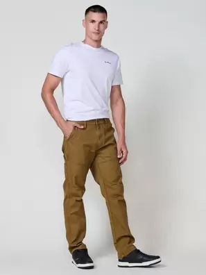 Pantalón cargo de hombre en color tostado, corte largo con cierre de cremallera y botón. Confeccionado en 100% algodón.
