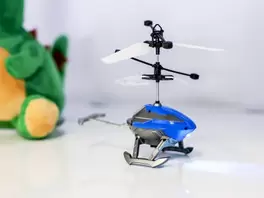 Helicóptero volador azul