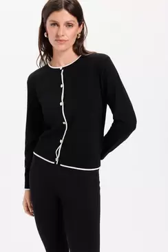 Cardigan color negro con detalles a contraste en color blanco