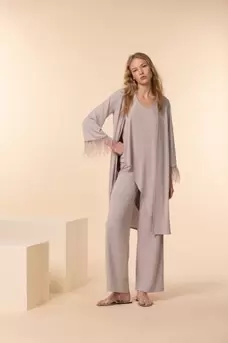 Quimono con plumas de avestruz