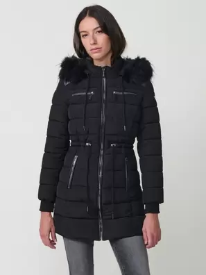 Chaqueta larga acolchada de mujer en color negro, con capucha de pelo y cierre delantero con cremallera.
